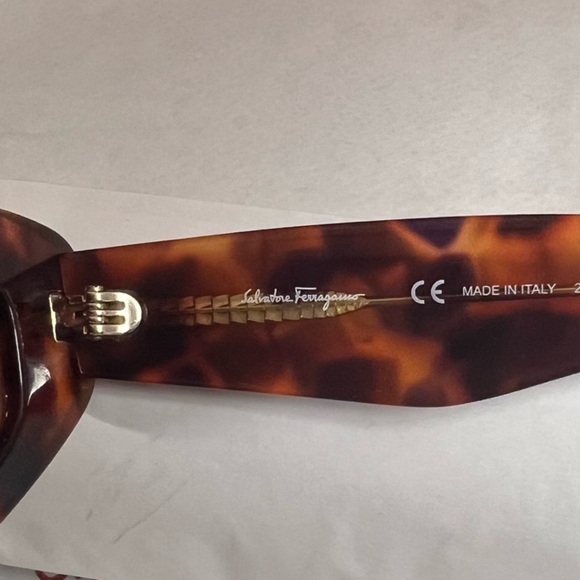 Rare ferragamo sunglasses - Picture 6 of 7